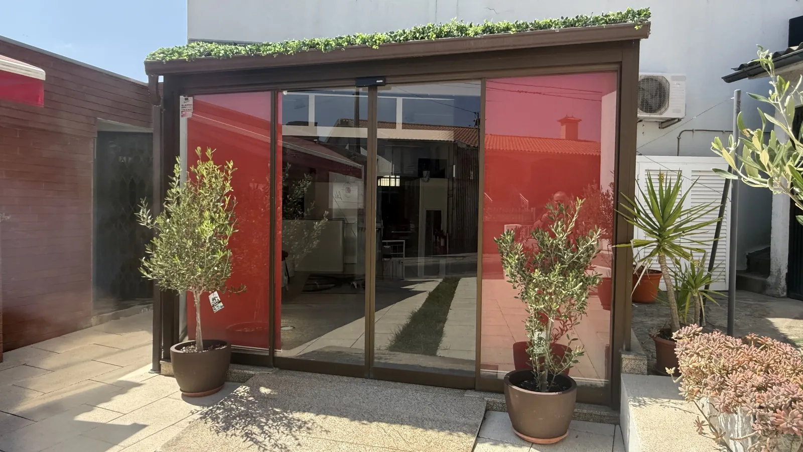 Fachada e entrada das instalações da LOLA