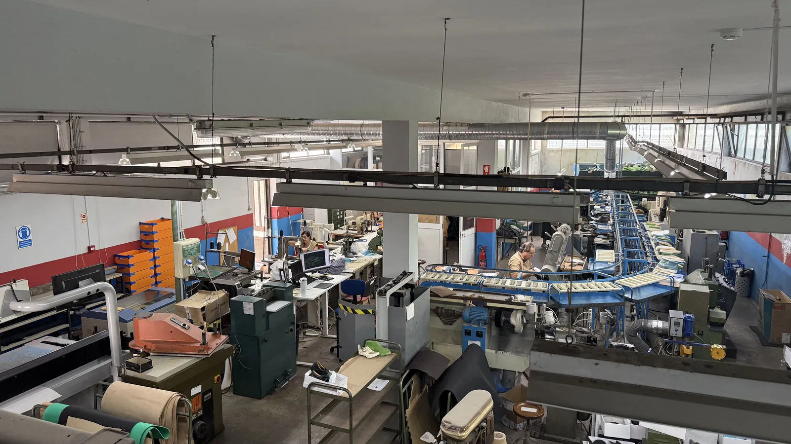 Interior da unidade de produção da LOLA, com linhas de fabrico de calçado ortopédico