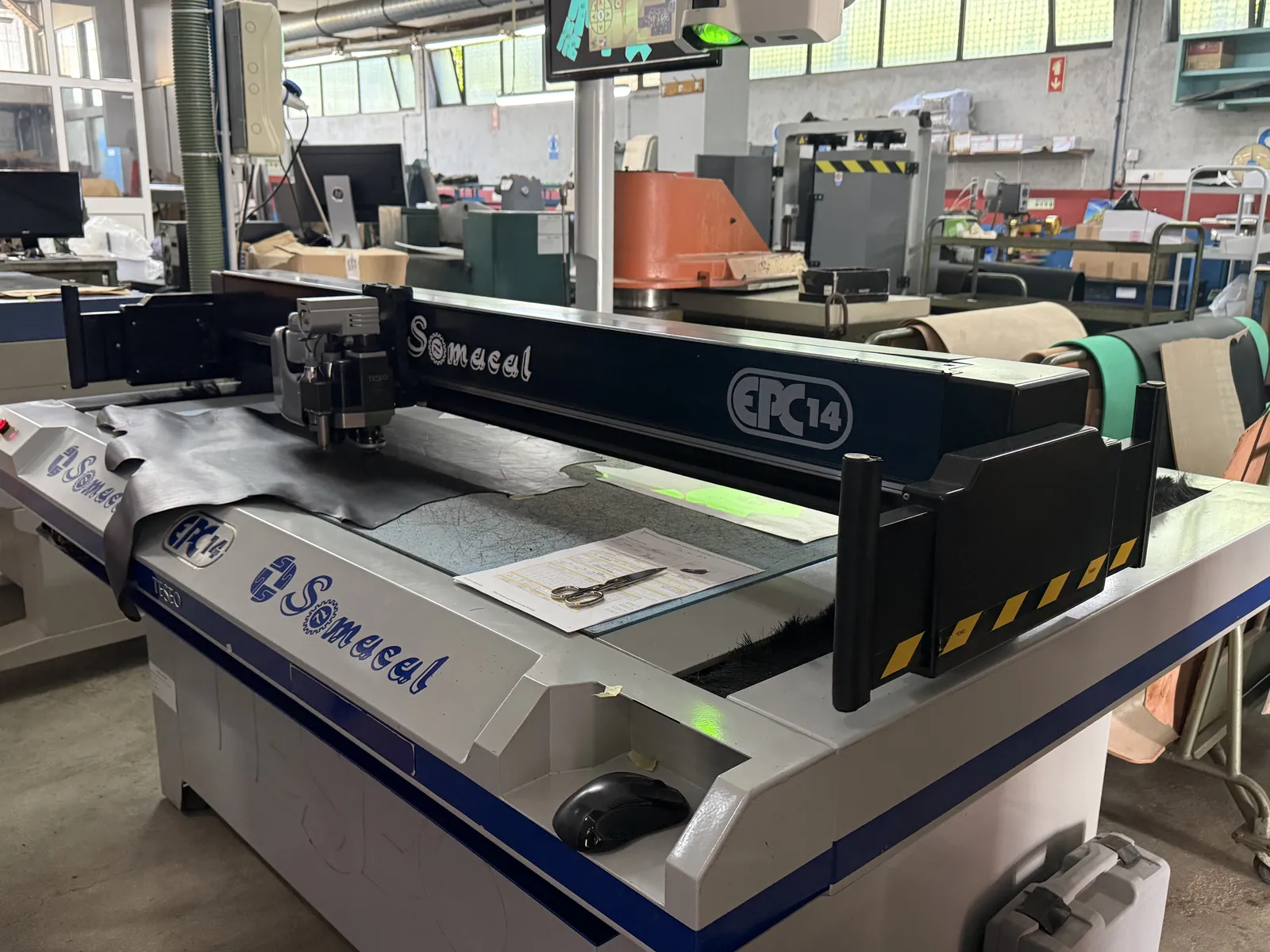 Equipamento de corte automático na produção da LOLA